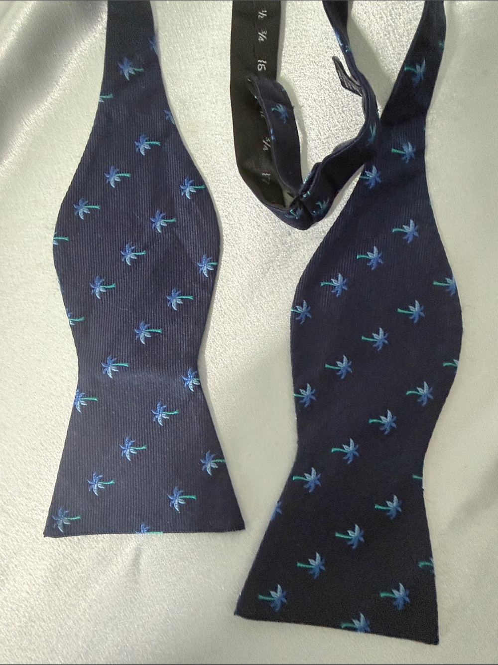 Daniel Cremieux Navy Blue Silk Self-Tie Bow Tie with Palm Motif Luxury excellent
